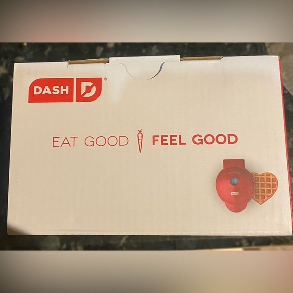 Dash Heart mini Waffle Maker - Picture 3 of 3